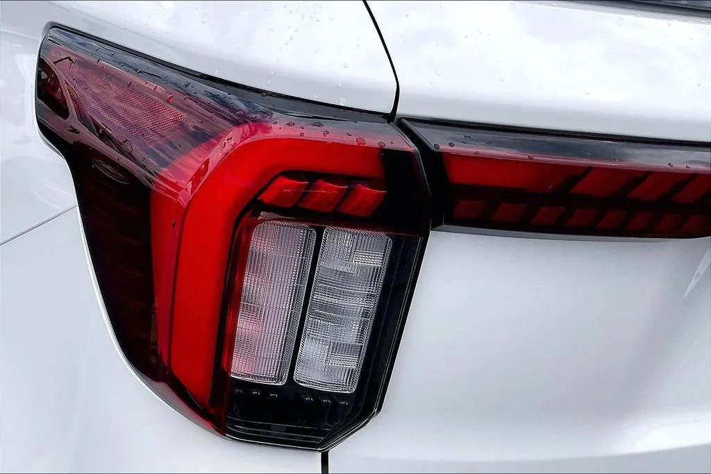 New 2026 Star White Metallic Tri-Coat Ford ST-Line image 30