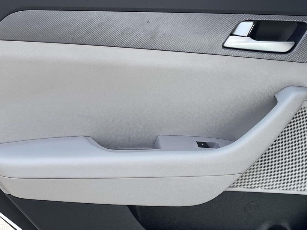 Used 2017 White Hyundai Base image 9