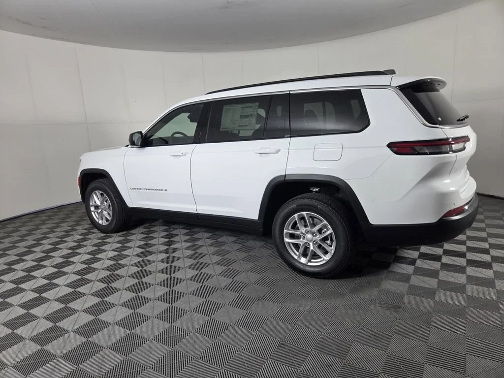 New 2026 Bright White Clear-Coat Exterior Paint Jeep Laredo X image 7