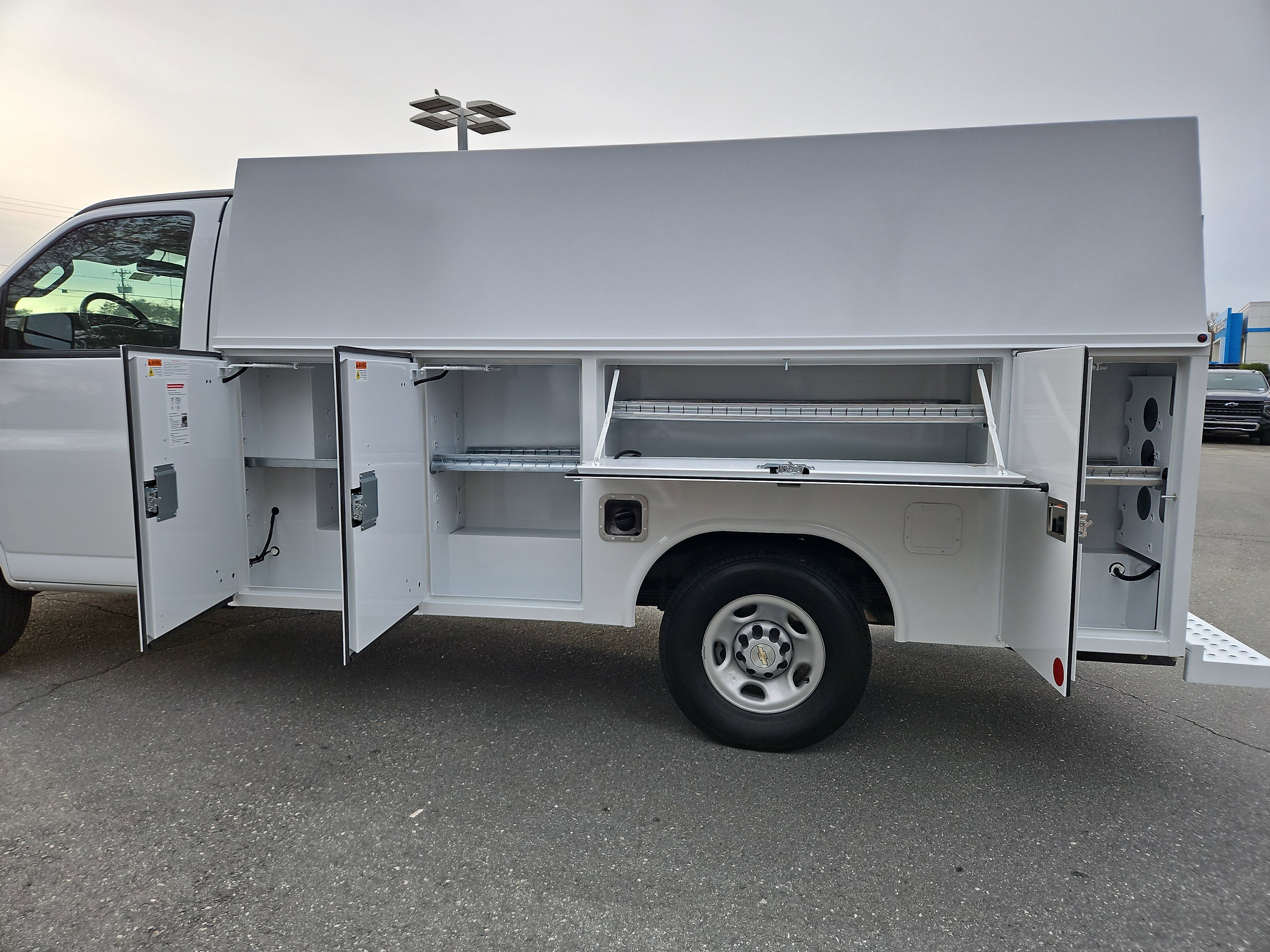 New 2026 Summit White Chevrolet 1WT image 19