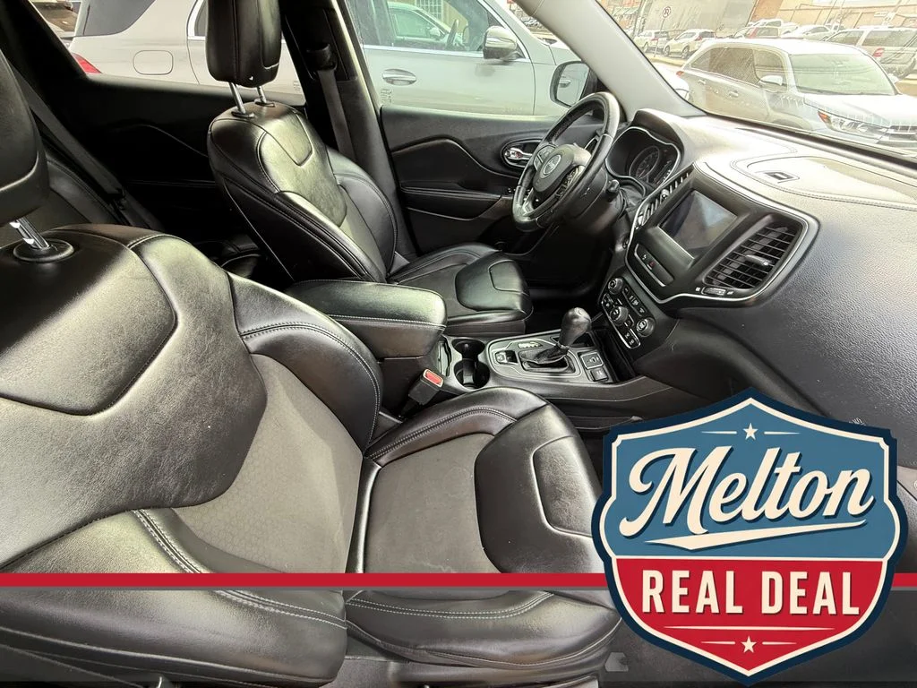 Used 2019 Silver Jeep Latitude Plus image 4