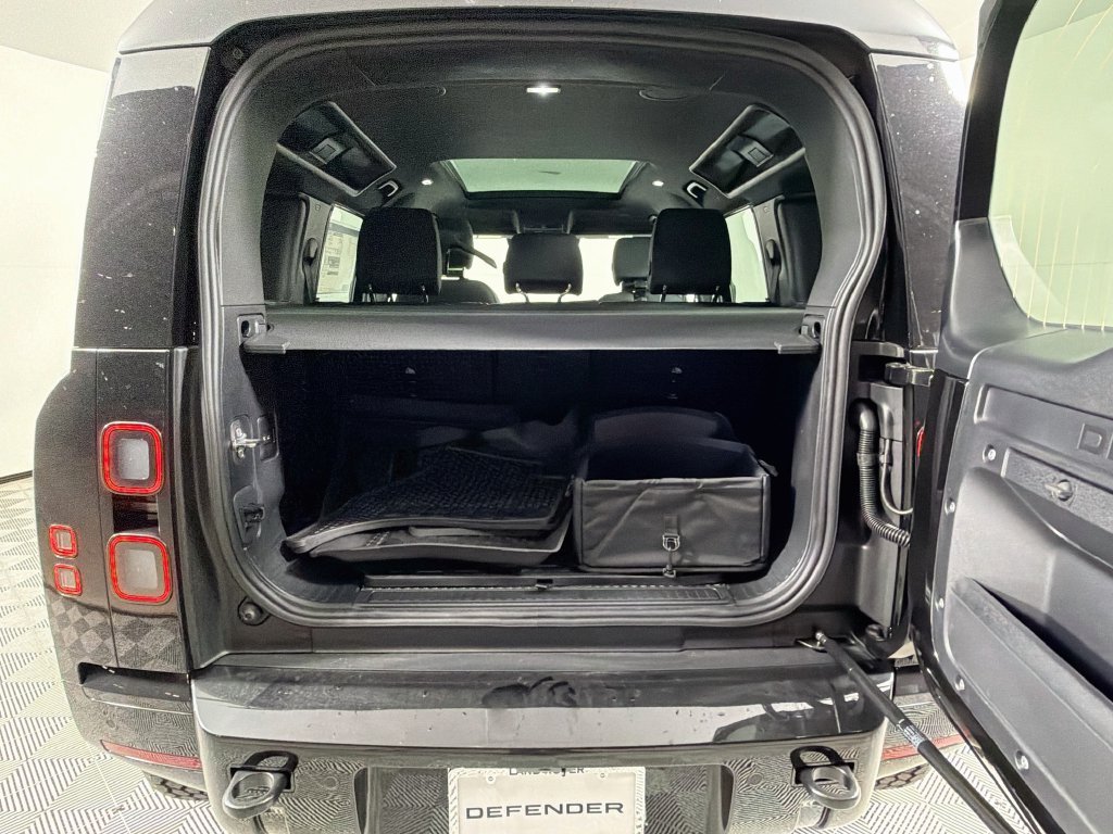 New 2026 Santorini Black Land Rover X-Dynamic SE image 28