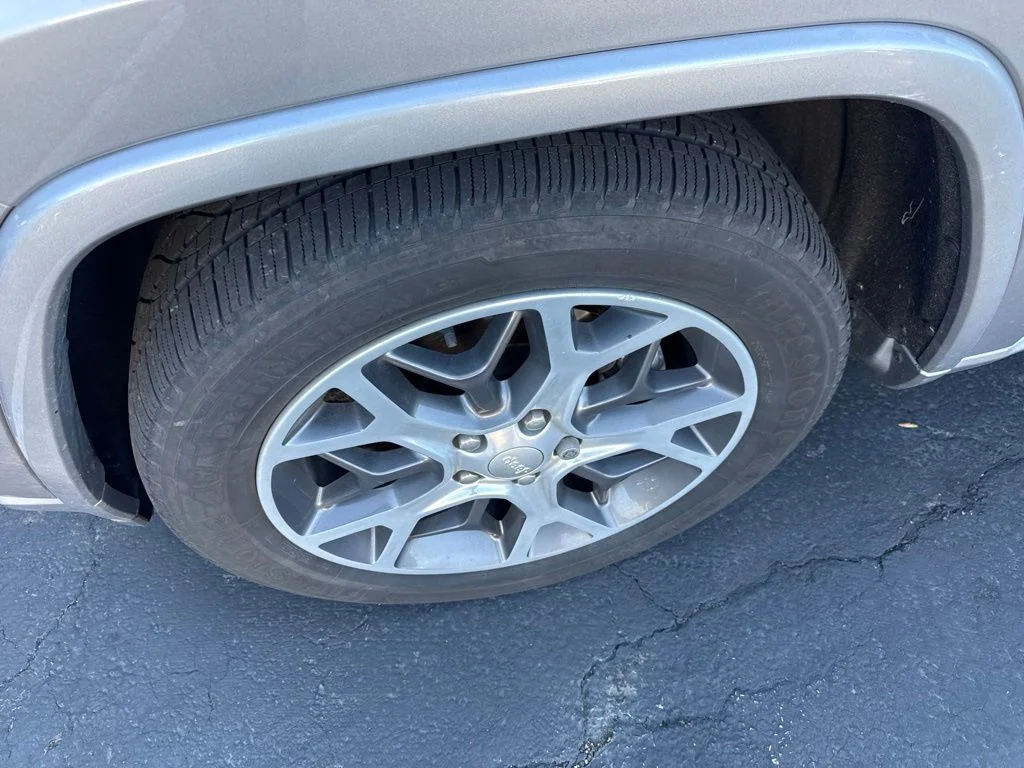 Used 2019 Billet Silver Metallic Jeep Overland image 2