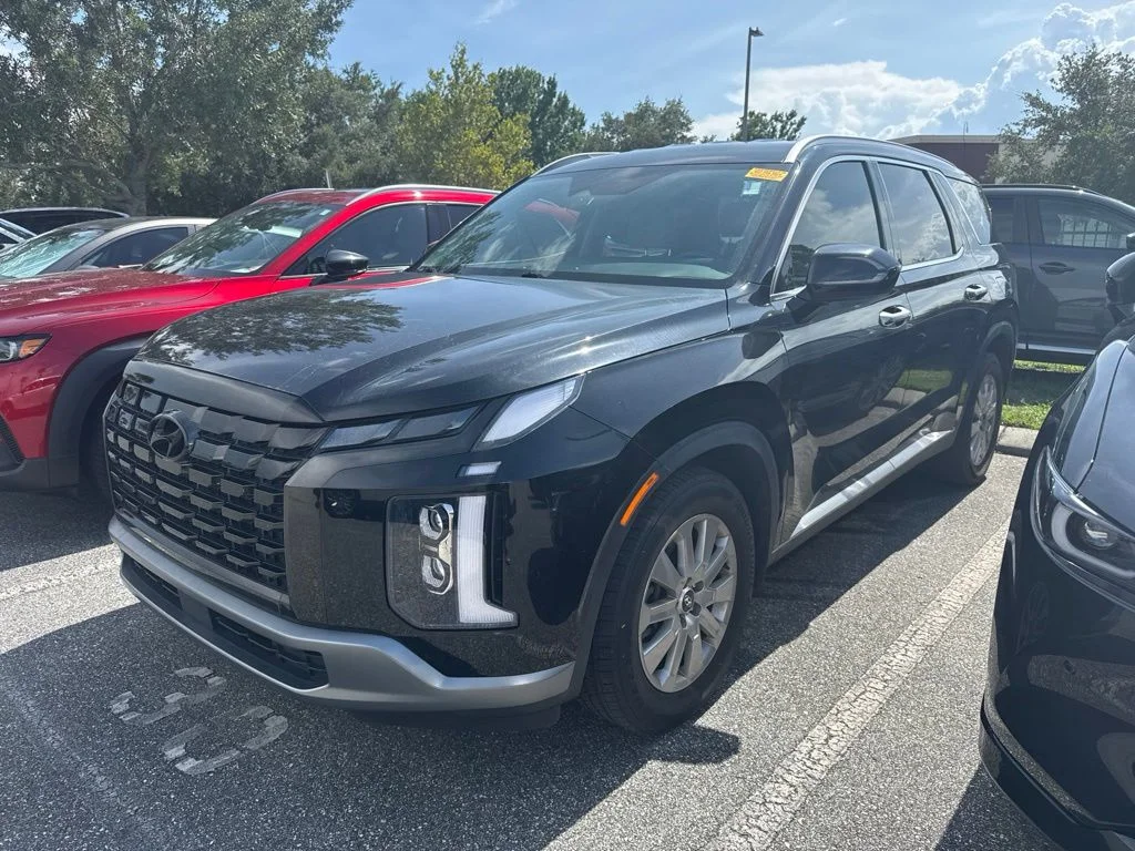Used 2023 Black Hyundai SEL image 2