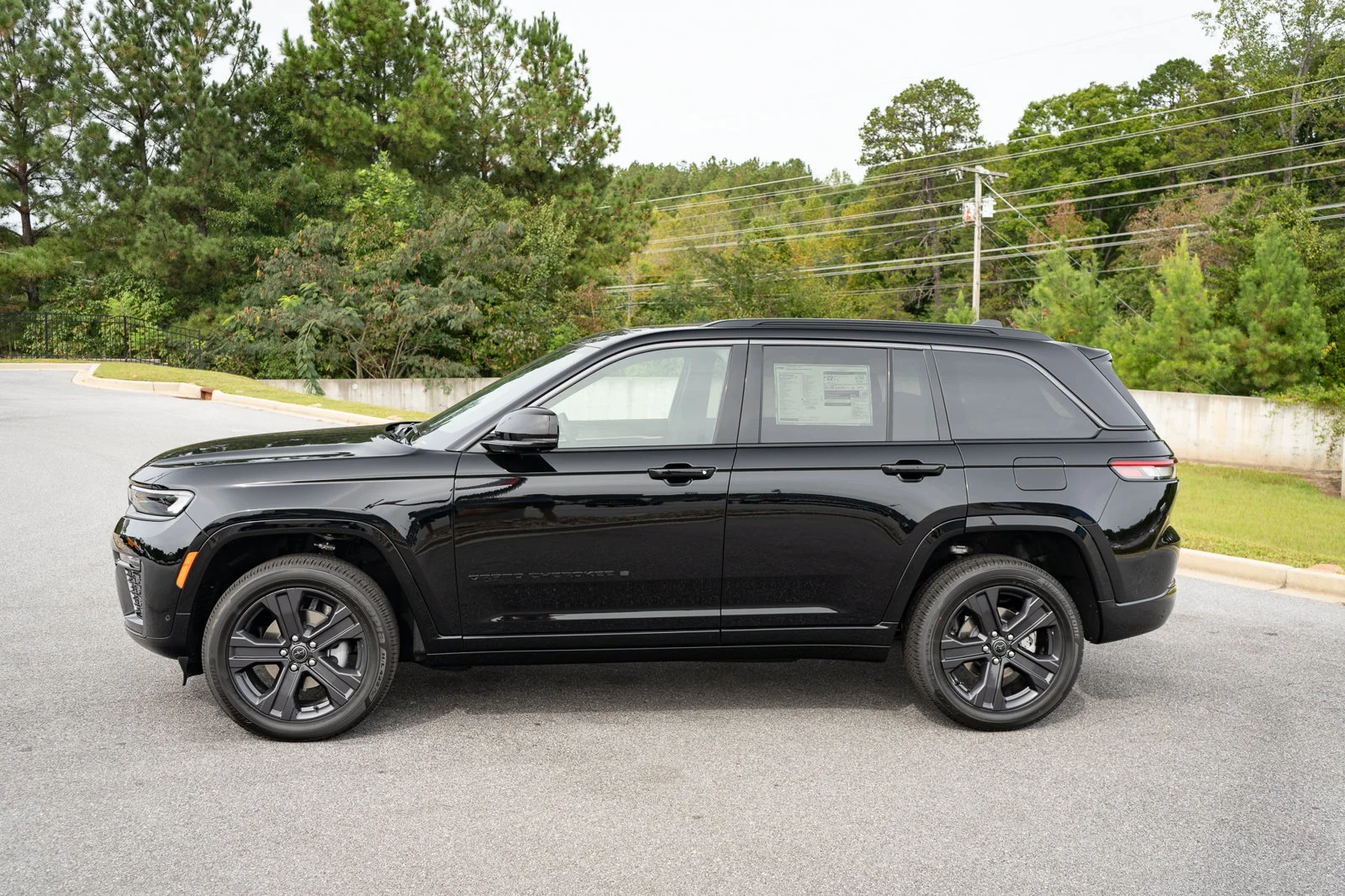 New 2027 High-Gloss Black Paint Jeep Limited Reserve image 5
