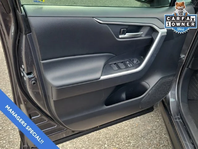 2025 Toyota RAV4 XLE - Photo 19