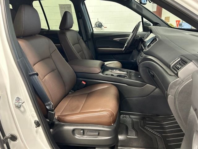 Certified Used 2025 Platinum White Pearl Honda RTL image 14
