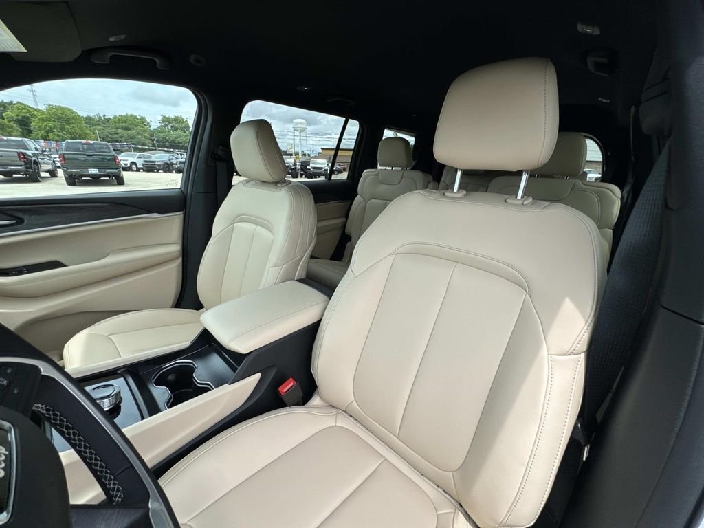 New 2026 Bright White Clear-Coat Exterior Paint Jeep Limited image 50