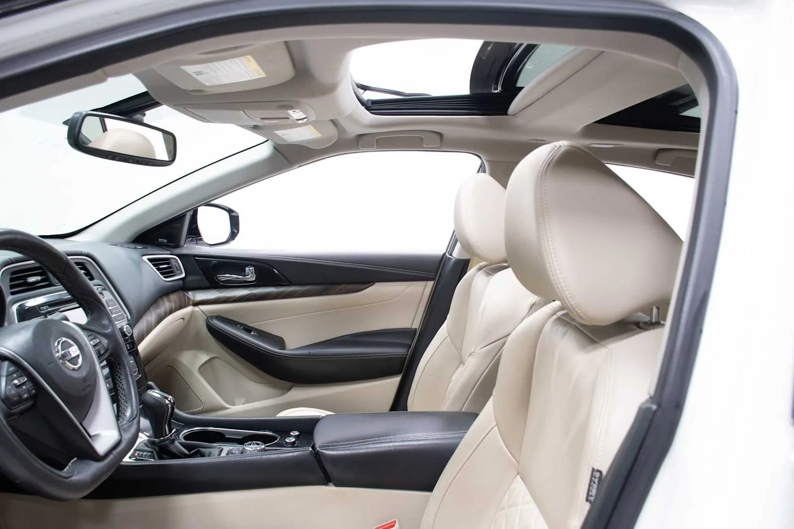 Used 2017 Pearl White Nissan Platinum image 12