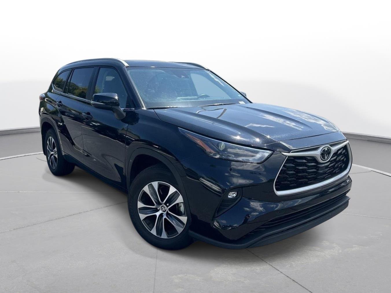 Used 2026 Midnight Black Metallic Toyota XLE image 4