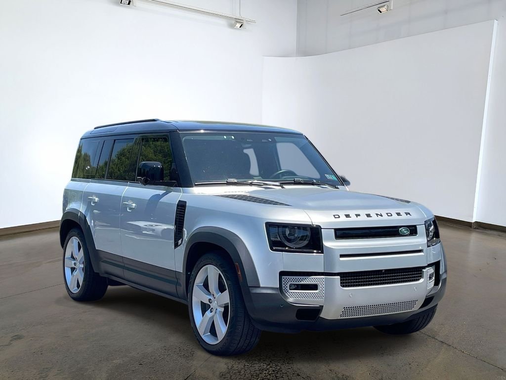 Certified Used 2024 Hakuba Silver Metallic Land Rover SE image 3