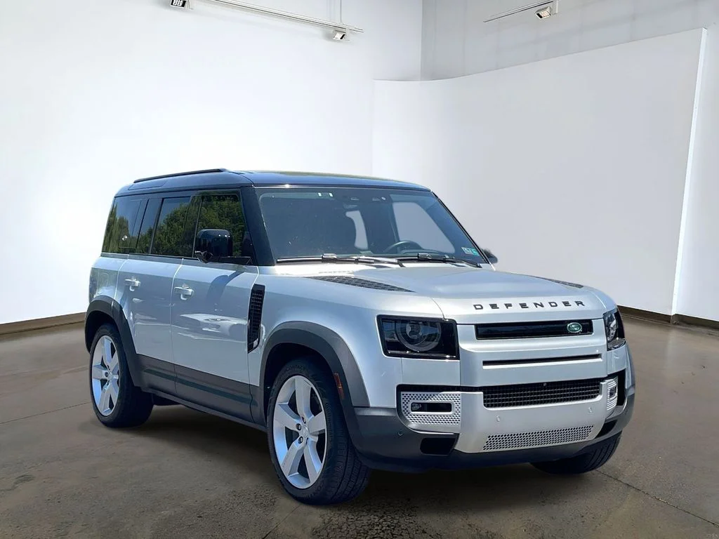 Used 2024 Hakuba Silver Metallic Land Rover SE image 3