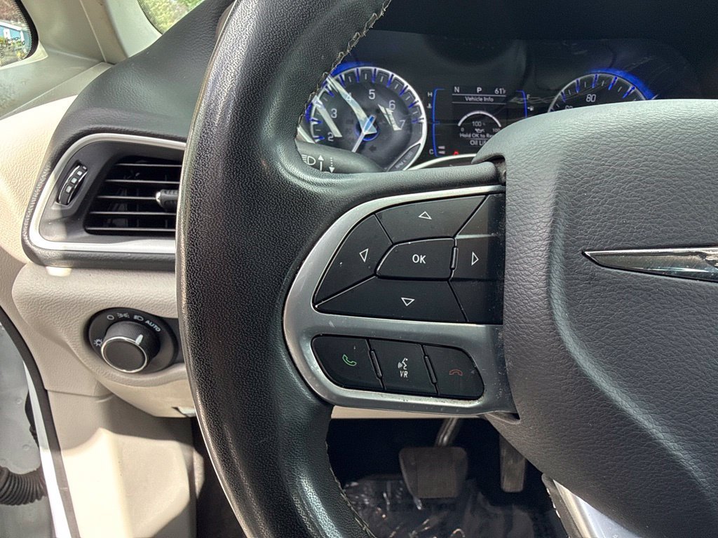 Used 2023 Bright White Clearcoat Chrysler LX image 11