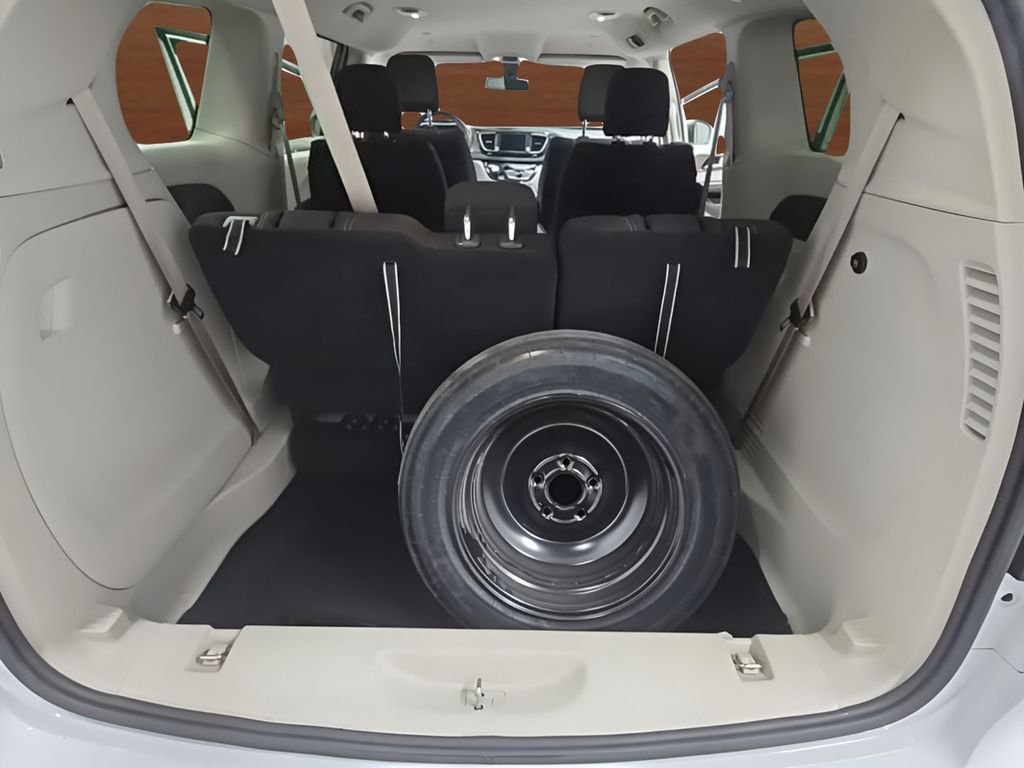 Used 2022 White Chrysler LX image 17