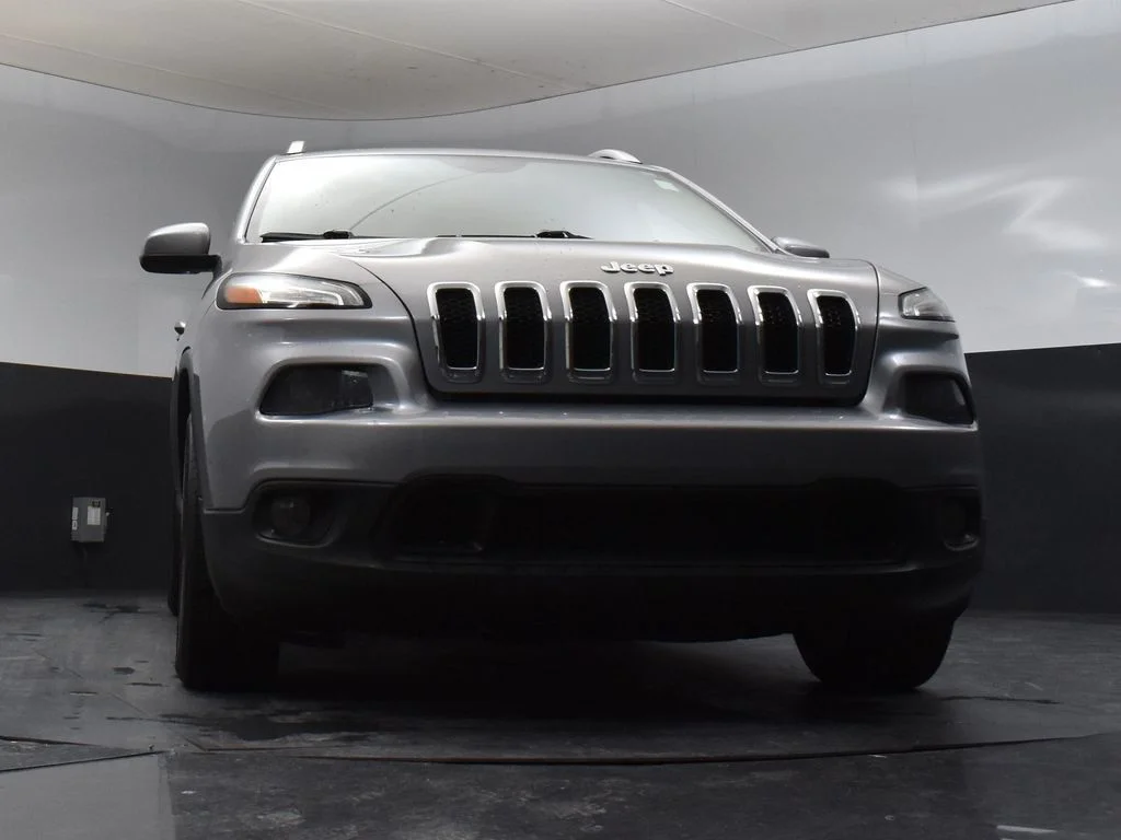 Used 2018 Silver Jeep Latitude Plus image 8