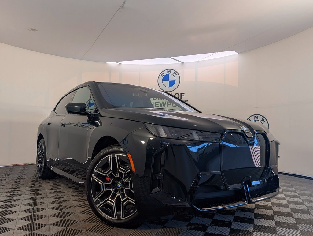 Used 2026 Black BMW xDrive60 image 3