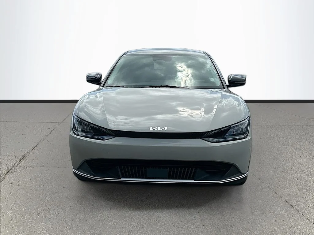 Certified Used 2024  Kia Light image 2