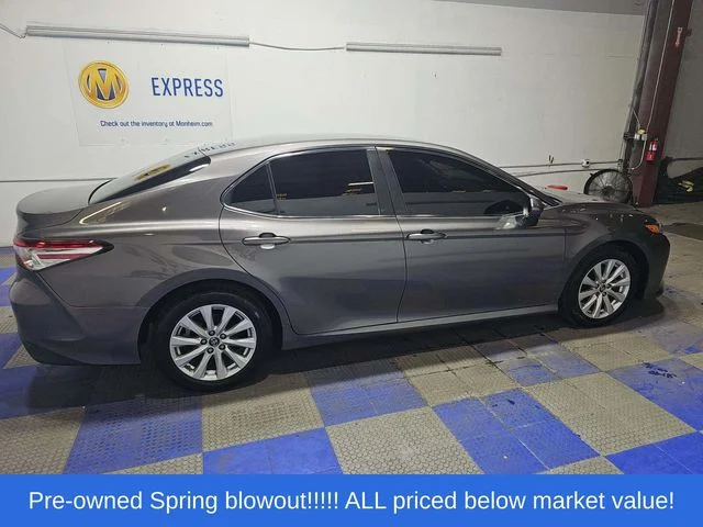 Used 2018 Gray Toyota LE image 4