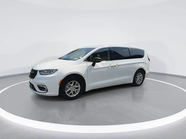 Used 2024 White Chrysler Touring L image 4