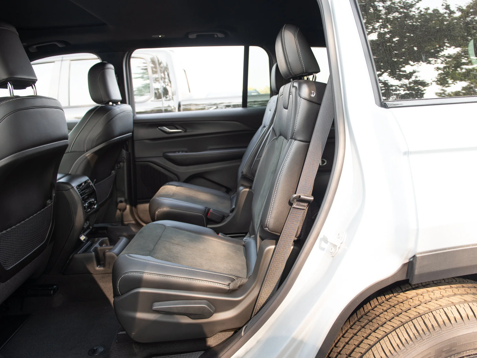 Used 2025 Silver Jeep Altitude* 4x4, Sunroof, Heated Leather, Remote Start image 20