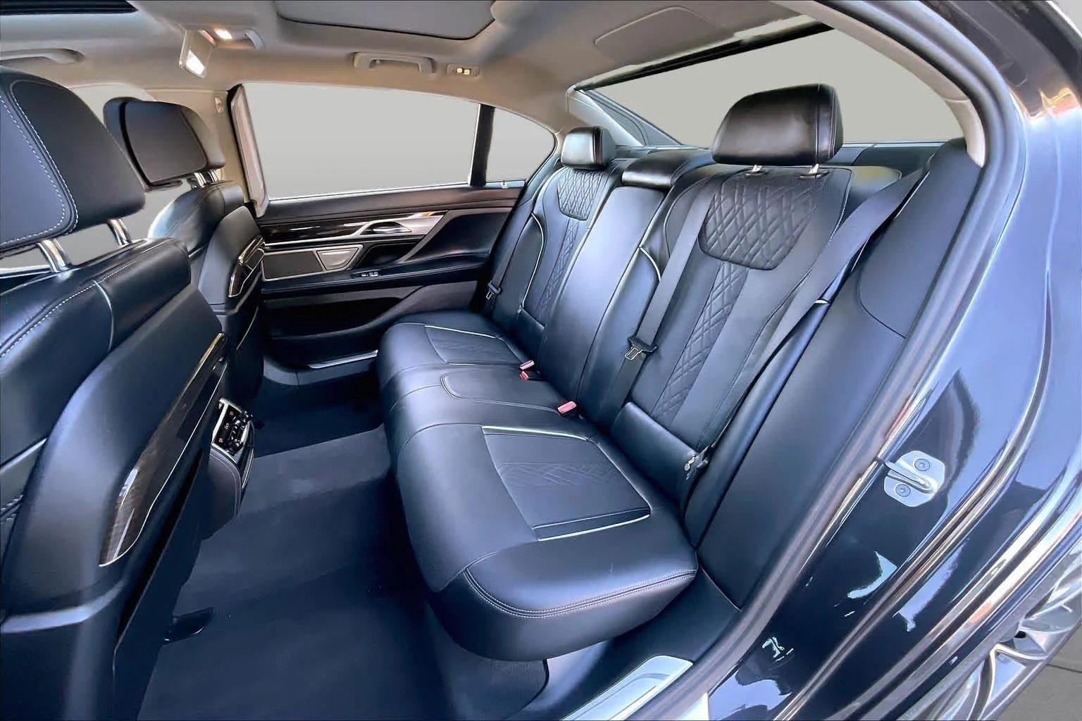 Used 2022 Dark Graphite Metallic BMW 750i xDrive image 20