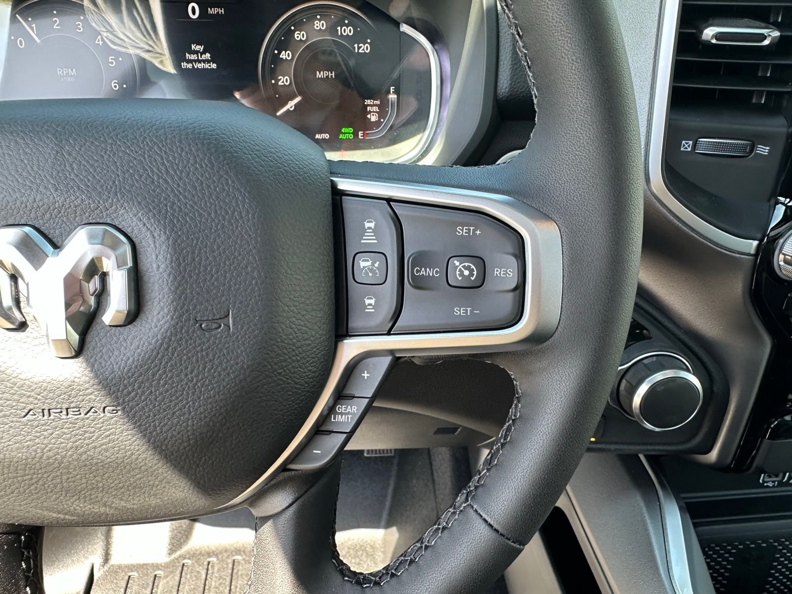 New 2026 Diamond Black Crystal Pearl-Coat Exterior Paint RAM Big Horn/Lone Star image 35