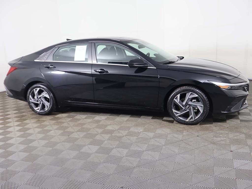 Used 2025 Black Hyundai SEL Convenience image 18
