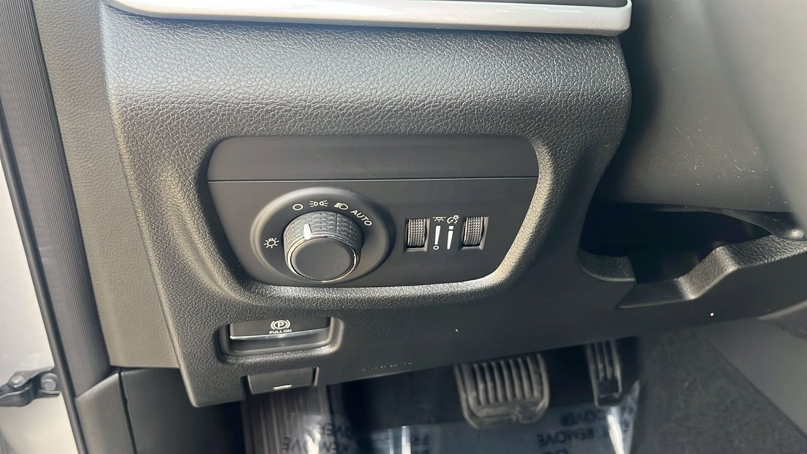 New 2026 Silver Zynith Exterior Paint Jeep Laredo X image 18