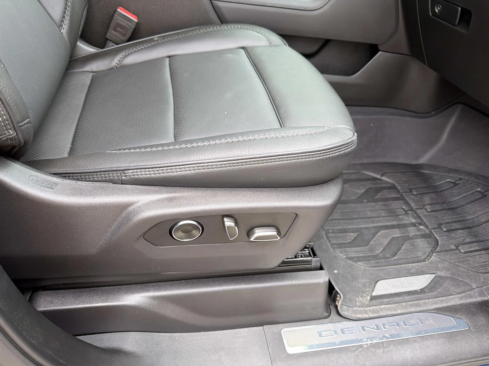 Used 2025 Blue GMC 2WD Crew Cab 147 Denali image 12