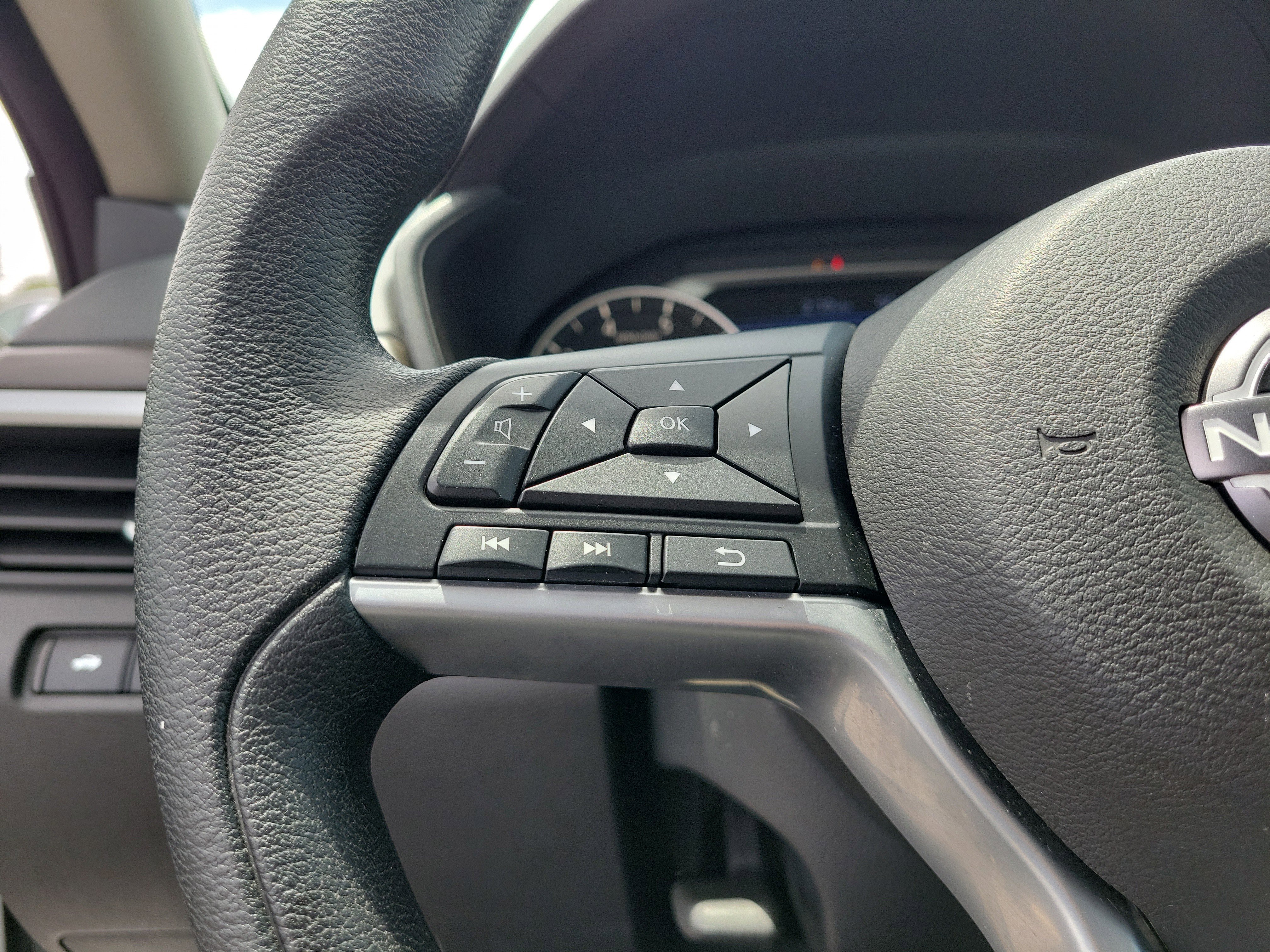 Used 2025 Glacier White Nissan SV image 18