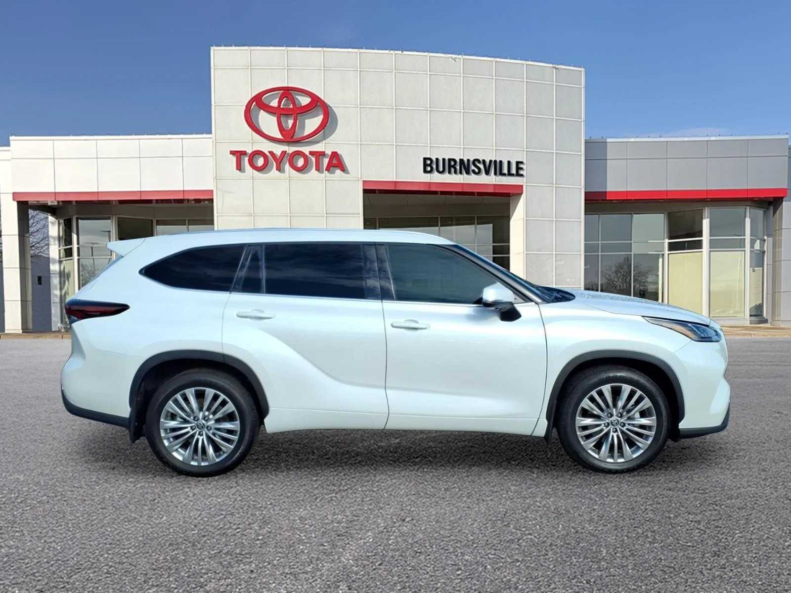 Used 2024 Toyota Highlander Platinum with VIN 5TDKDRBH2RS571570 for sale in Burnsville, Minnesota