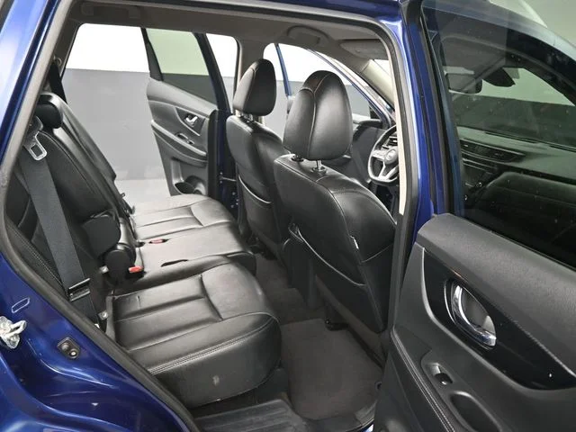 Used 2020 Blue Nissan SL image 14