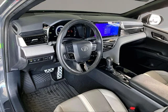Used 2025  Toyota SE image 14