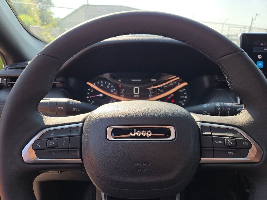 New 2026 Silver Zynith Metallic Clearcoat Jeep Latitude image 26