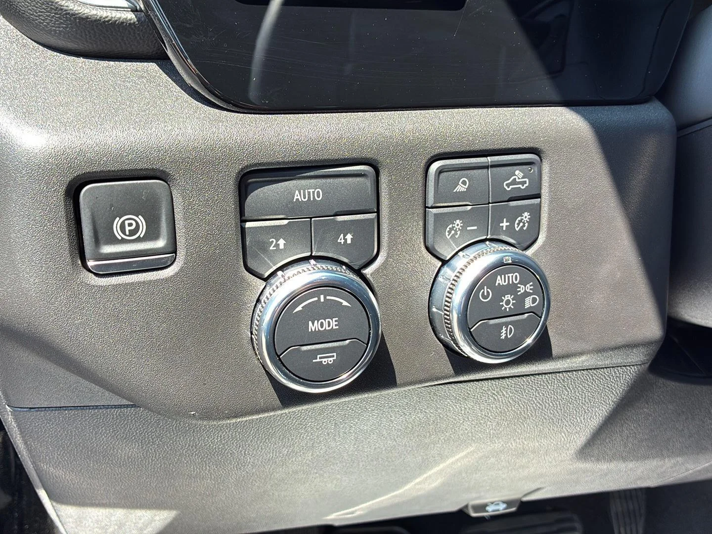 Used 2025 Onyx Black GMC SLT image 28