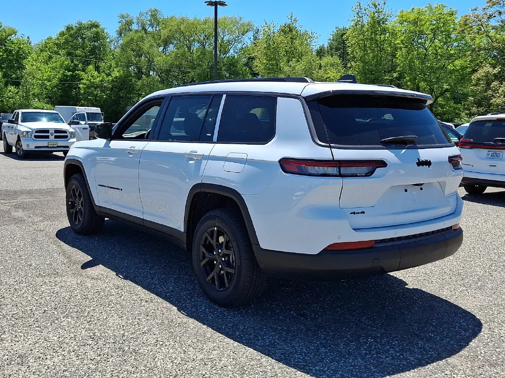 New 2026 Bright White Clear-Coat Exterior Paint Jeep Laredo Altitude image 6