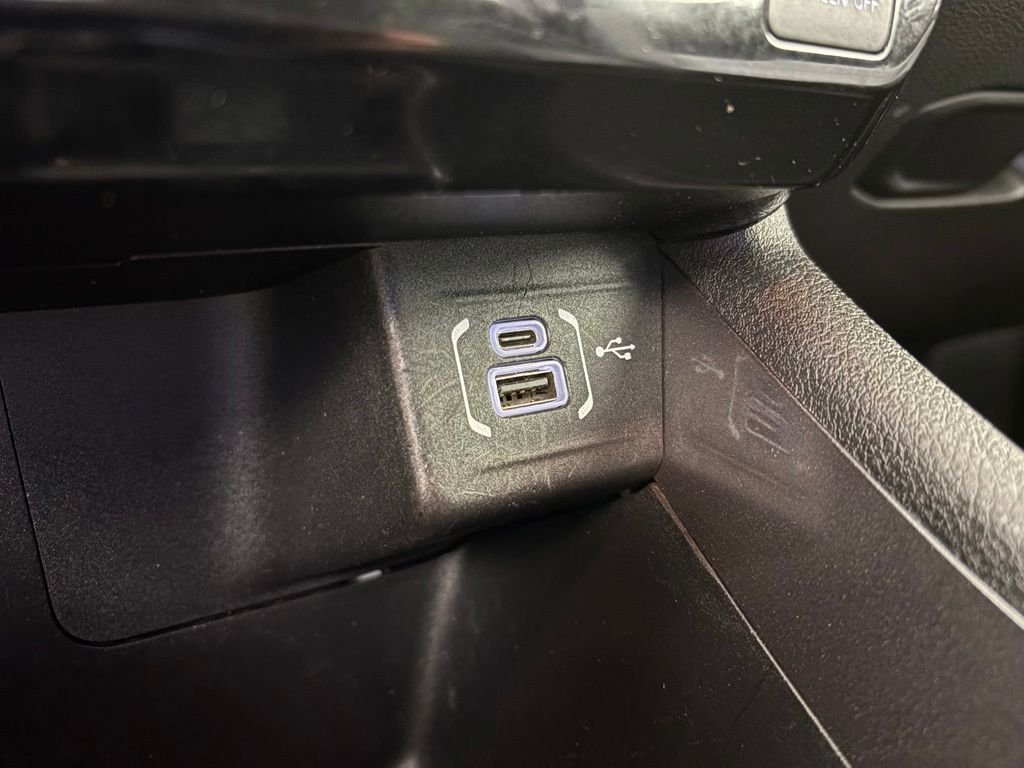 Used 2024 White Jeep Latitude image 28
