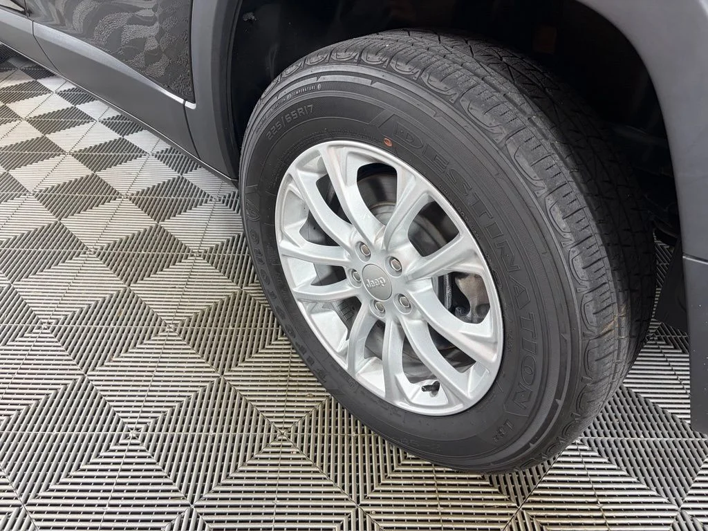 Used 2022 Black Jeep Latitude Lux image 24