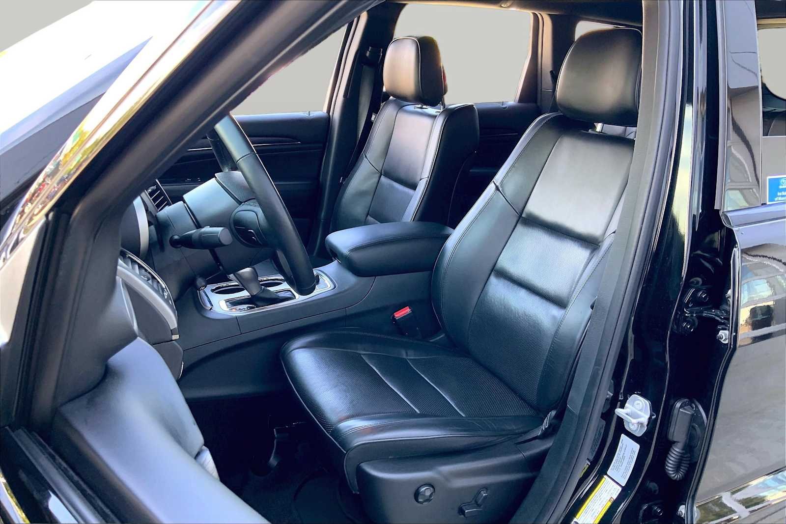 Used 2018 Diamond Black Crystal Pearlcoat Jeep High Altitude image 8