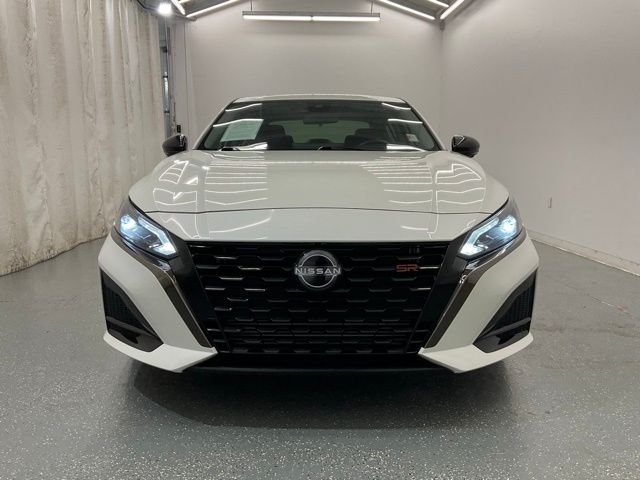 Used 2023 White Nissan 2.0 SR image 3