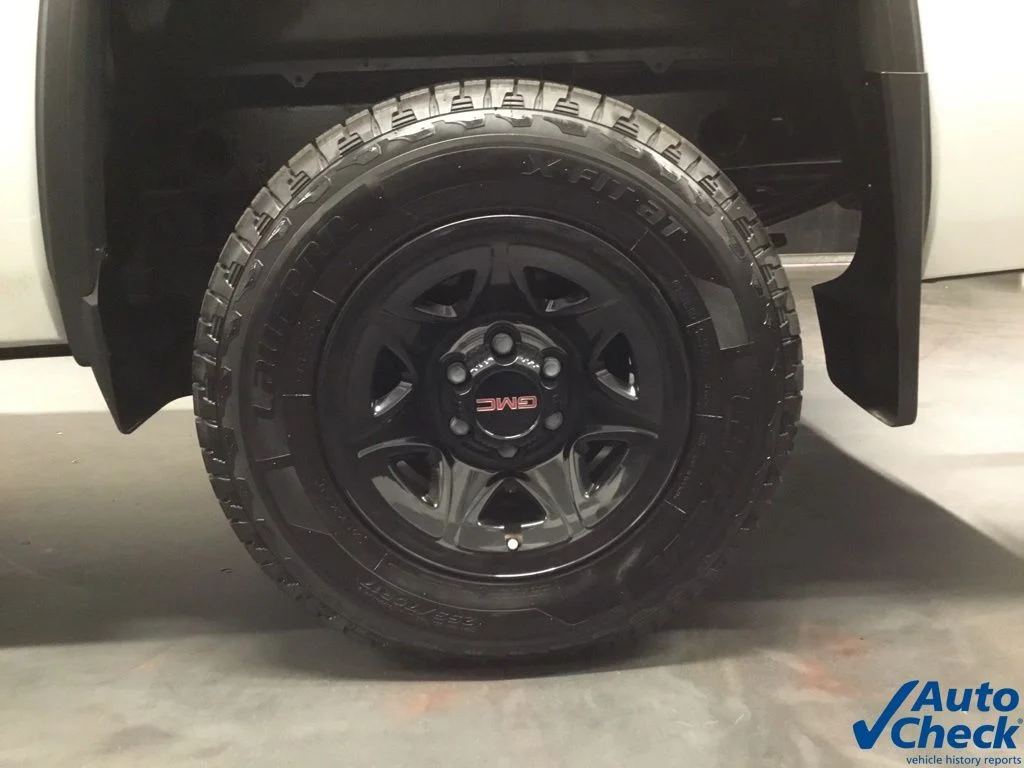 Used 2018 White GMC Base image 23