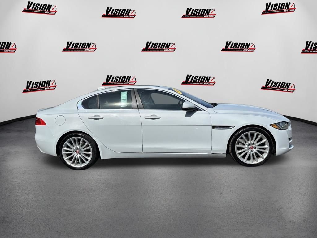 Used 2018  Jaguar 35t Portfolio Limited Edition image 4