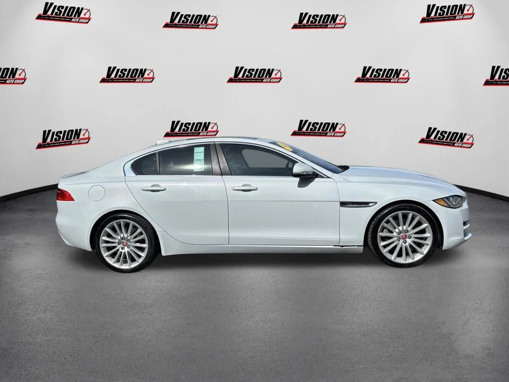 Used 2018  Jaguar 35t Portfolio Limited Edition image 4