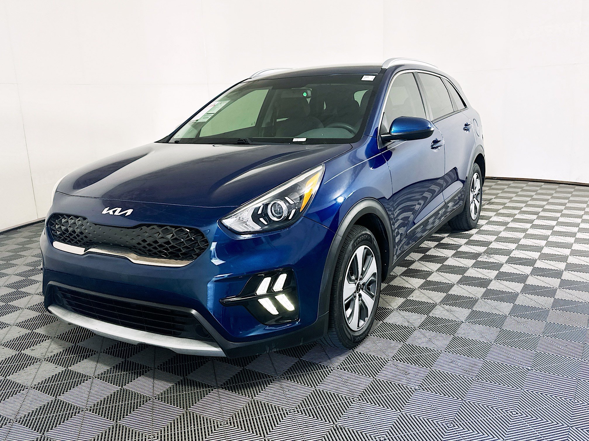 Used 2022 Deep Cerulean Kia LX image 7