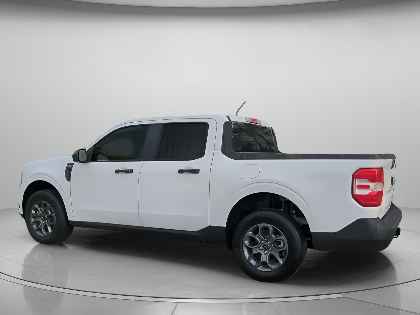 New 2026 Oxford White Ford XLT image 17