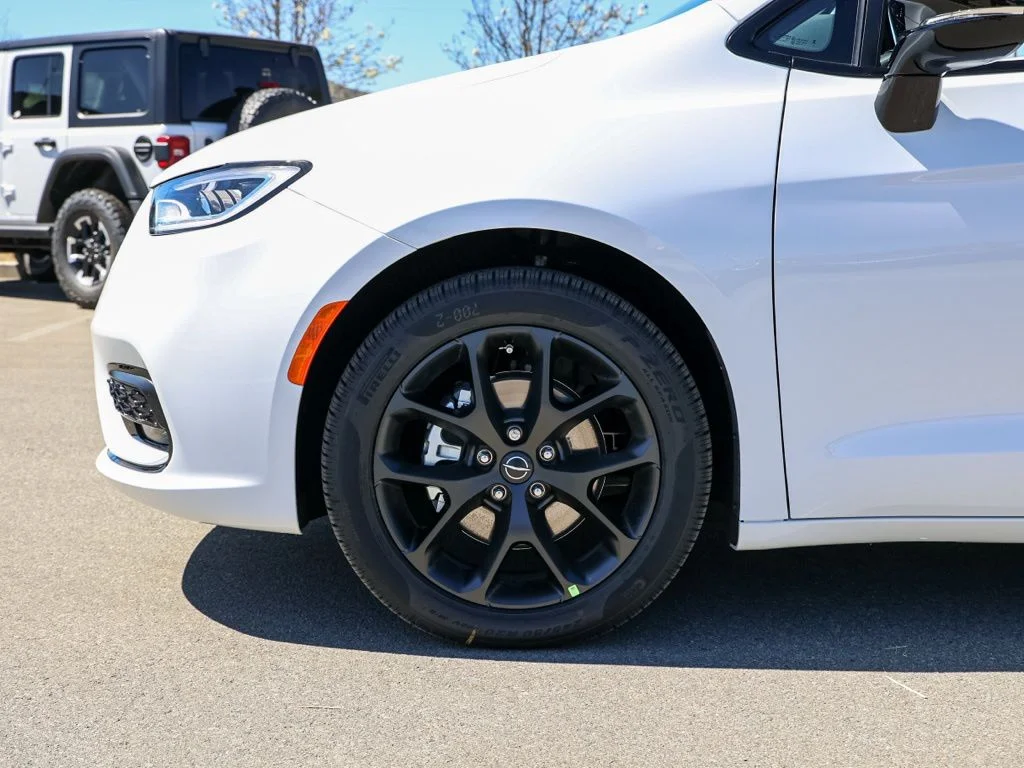 New 2026 Bright White Clear-Coat Exterior Paint Chrysler Select image 11