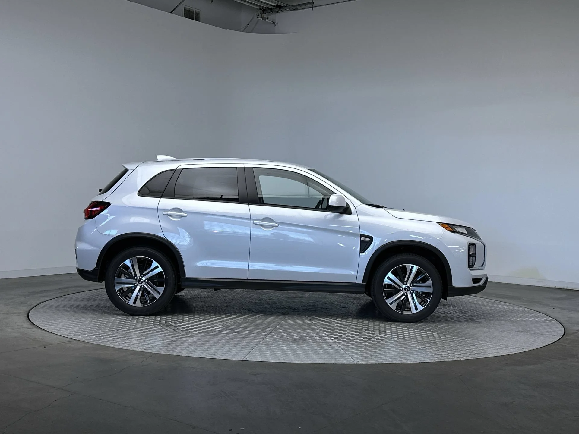 New 2026 White Diamond Mitsubishi ES image 10