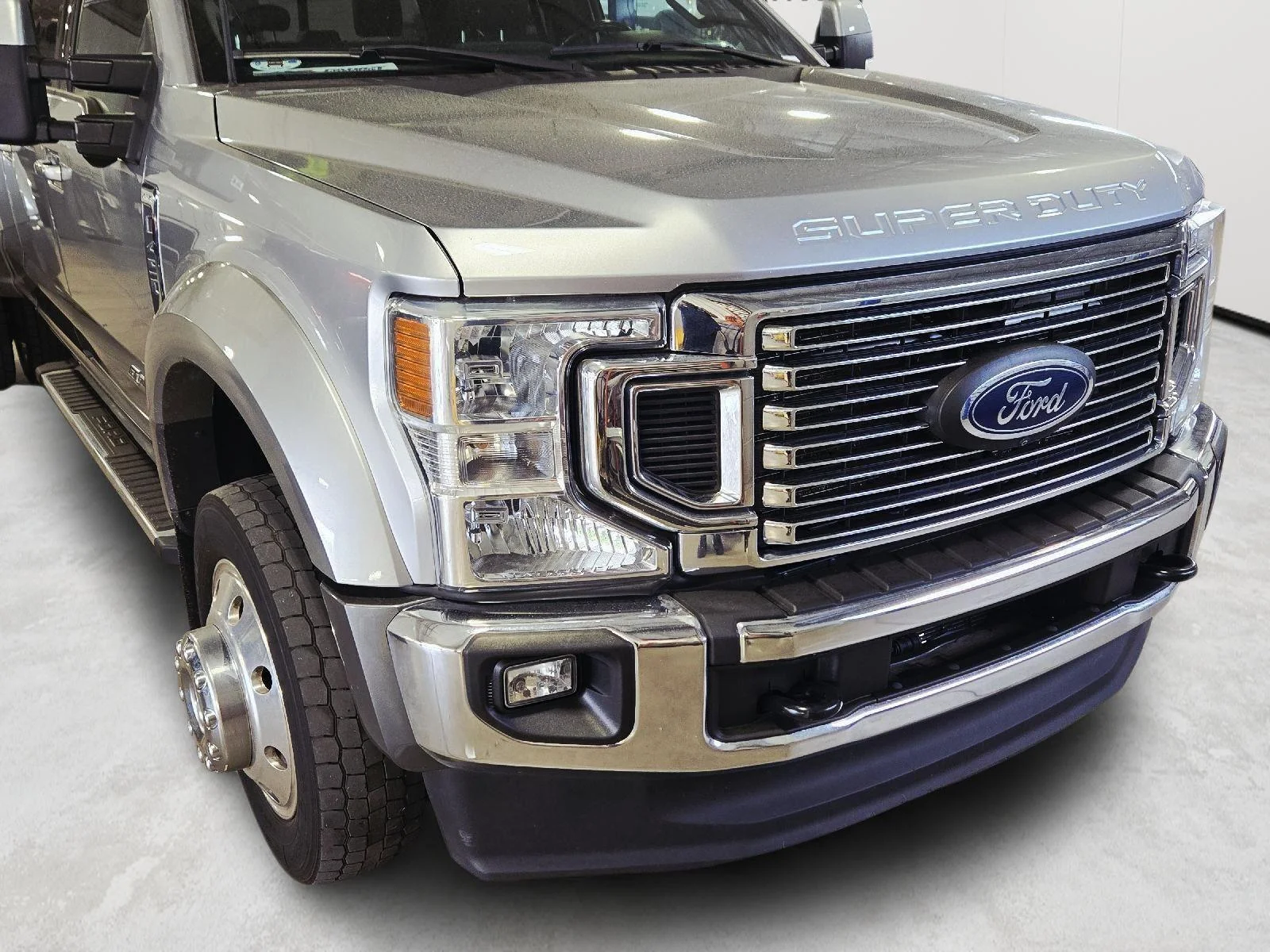 Used 2022 Iconic Silver/Carbonized Gray Ford Lariat image 63