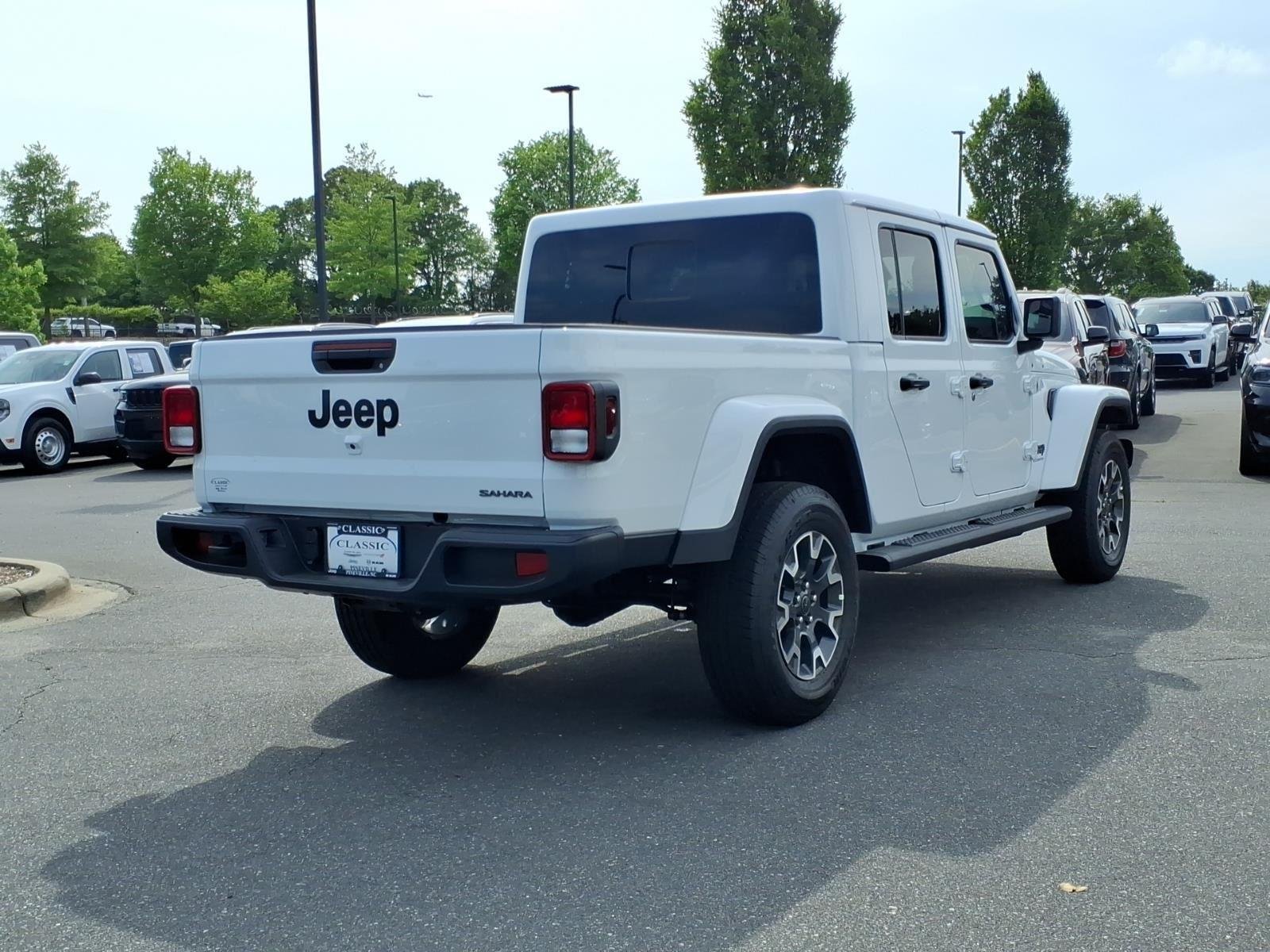 New 2026 Bright White Clear-Coat Exterior Paint Jeep Sahara image 2