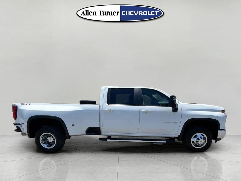 Used 2025 White Chevrolet LT image 3